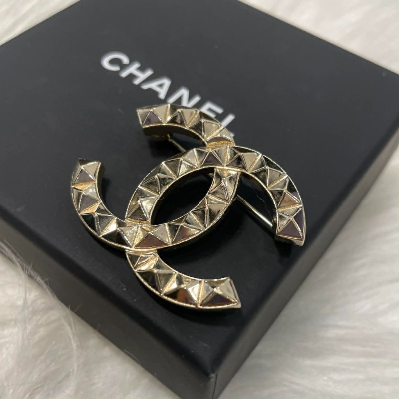 CHANEL 雙C淡金 鉚釘胸針-3