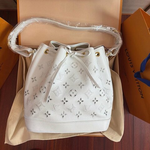 全新品 路易威登/Louis Vuitton 白色全皮鏤空水桶包中號 芯片款