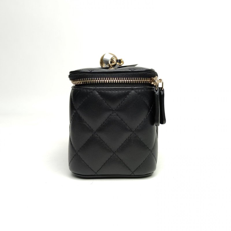 CHANEL 長盒子化妝包黑色羊皮鐳射標金扣金球調節扣肩背包-1
