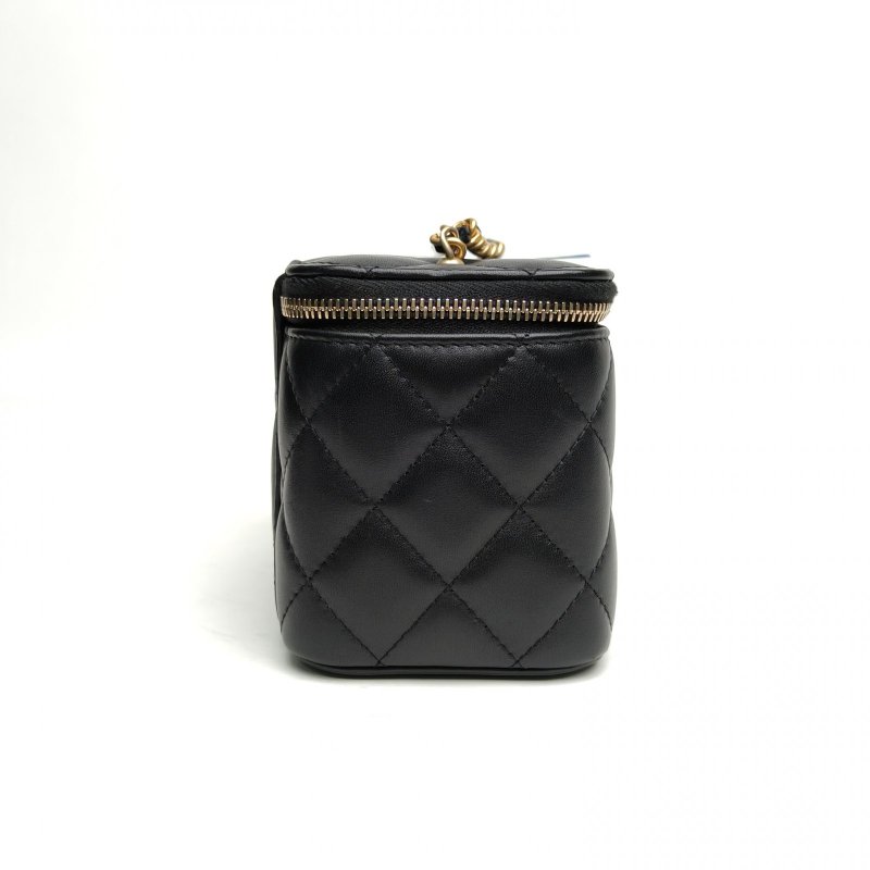 CHANEL 長盒子化妝包黑色羊皮鐳射標金扣金球調節扣肩背包-3
