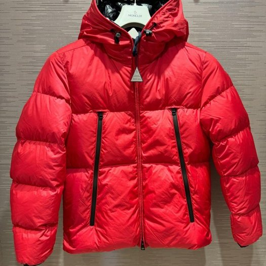 💎Han's house精品服飾💎MONCLER Montcla 立體刺繡字 防水 羽絨 連帽 外套 紅 可水洗 現貨 5 原價72000-1