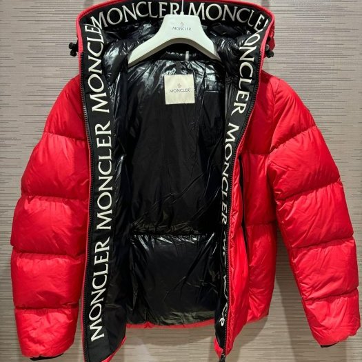 💎Han's house精品服飾💎MONCLER Montcla 立體刺繡字 防水 羽絨 連帽 外套 紅 可水洗 現貨 5 原價72000-2