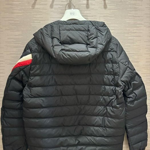 💎Han's house精品服飾💎 MONCLER Berard 羽絨 連帽外套 可手水洗 現貨 2 原價57200-3