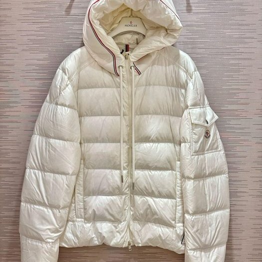 💎Han's house精品服飾💎 Moncler Pavin 羽絨 連帽外套 可手水洗 現貨 3/6 原價57000-0