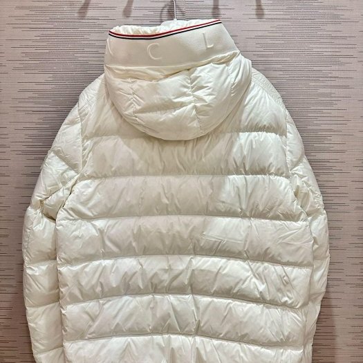 💎Han's house精品服飾💎 Moncler Pavin 羽絨 連帽外套 可手水洗 現貨 3/6 原價57000-1