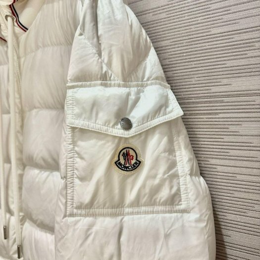 💎Han's house精品服飾💎 Moncler Pavin 羽絨 連帽外套 可手水洗 現貨 3/6 原價57000-4