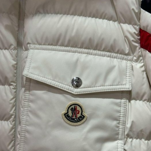 💎Han's house精品服飾💎  MONCLER Berard 羽絨 連帽外套 可手水洗 現貨 3原價57200-6