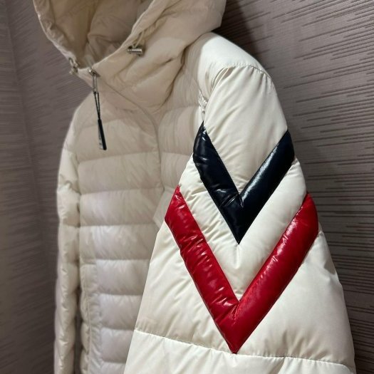 💎Han's house精品服飾💎  MONCLER Berard 羽絨 連帽外套 可手水洗 現貨 3原價57200-7