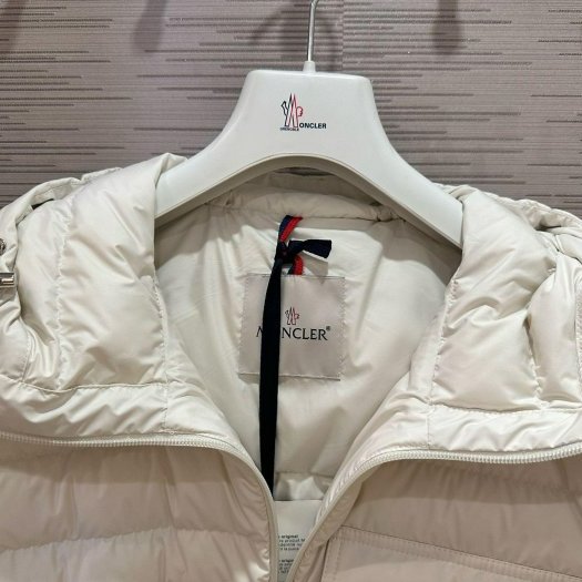 💎Han's house精品服飾💎  MONCLER Berard 羽絨 連帽外套 可手水洗 現貨 3原價57200-8