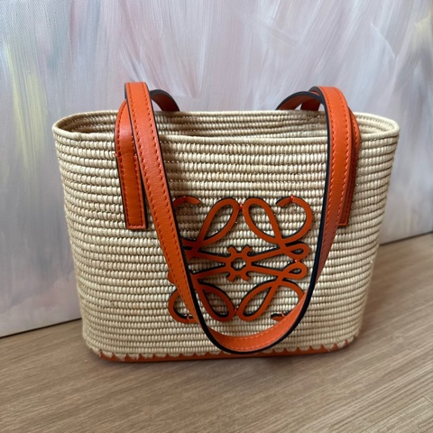 Loewe 橘色草編皮質菜籃包