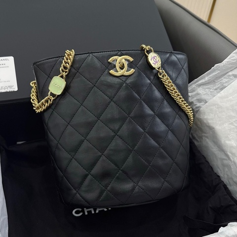 ✨全新 🆕Chanel 香奈兒23C琺瑯hobo 水桶包斜挎包單肩包 黑金 ❤️正品保障