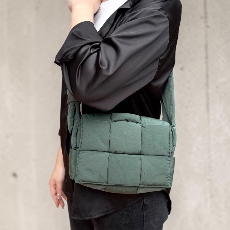 BV軍綠色PaddedCassette斜背包755182-0