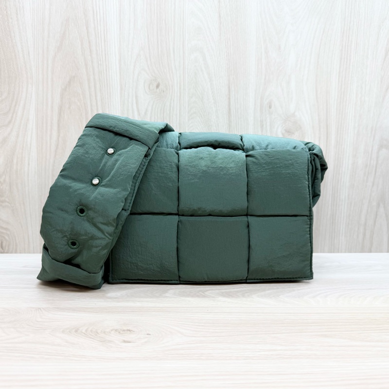 BV軍綠色PaddedCassette斜背包755182-1