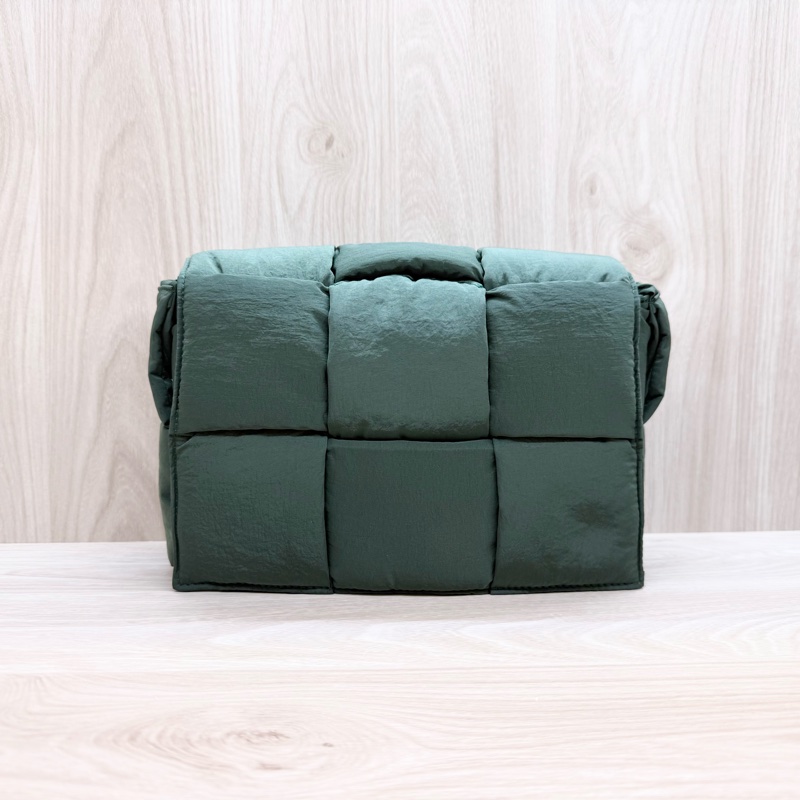BV軍綠色PaddedCassette斜背包755182-2