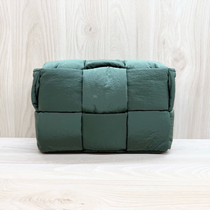 BV軍綠色PaddedCassette斜背包755182-3