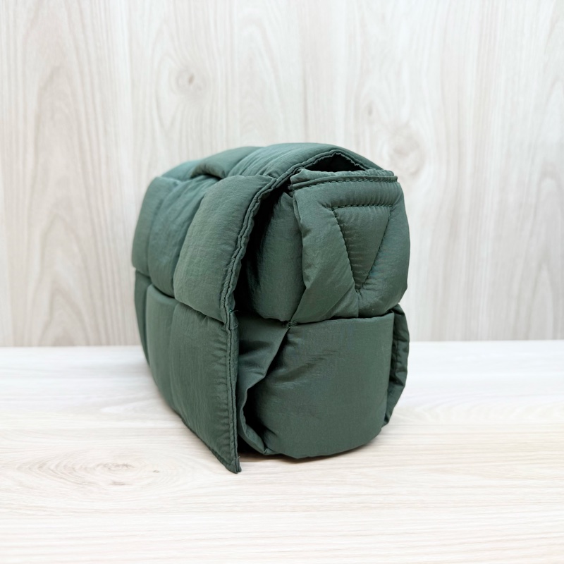 BV軍綠色PaddedCassette斜背包755182-4