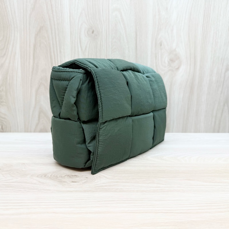 BV軍綠色PaddedCassette斜背包755182-5