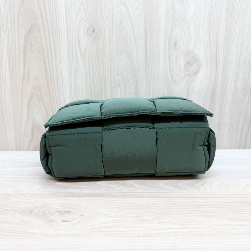 BV軍綠色PaddedCassette斜背包755182-6