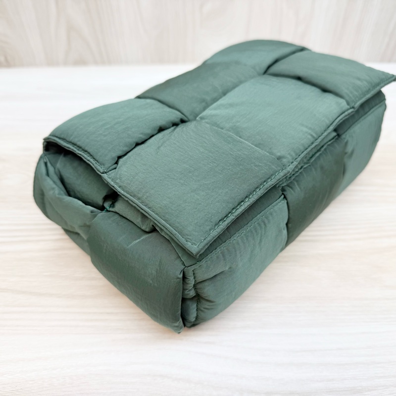 BV軍綠色PaddedCassette斜背包755182-8