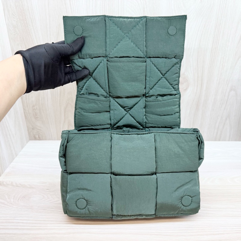 BV軍綠色PaddedCassette斜背包755182-9