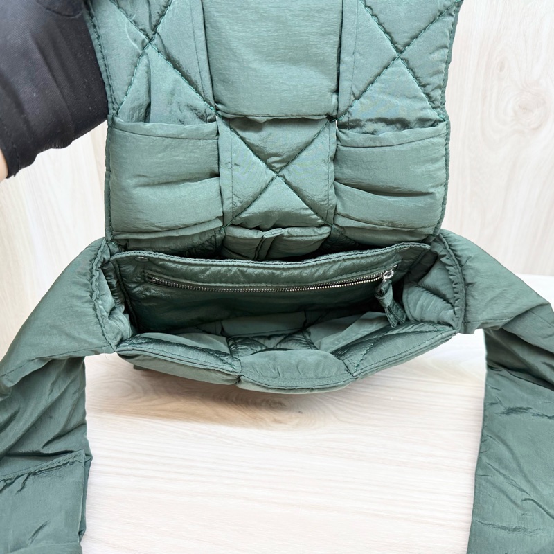 BV軍綠色PaddedCassette斜背包755182-10