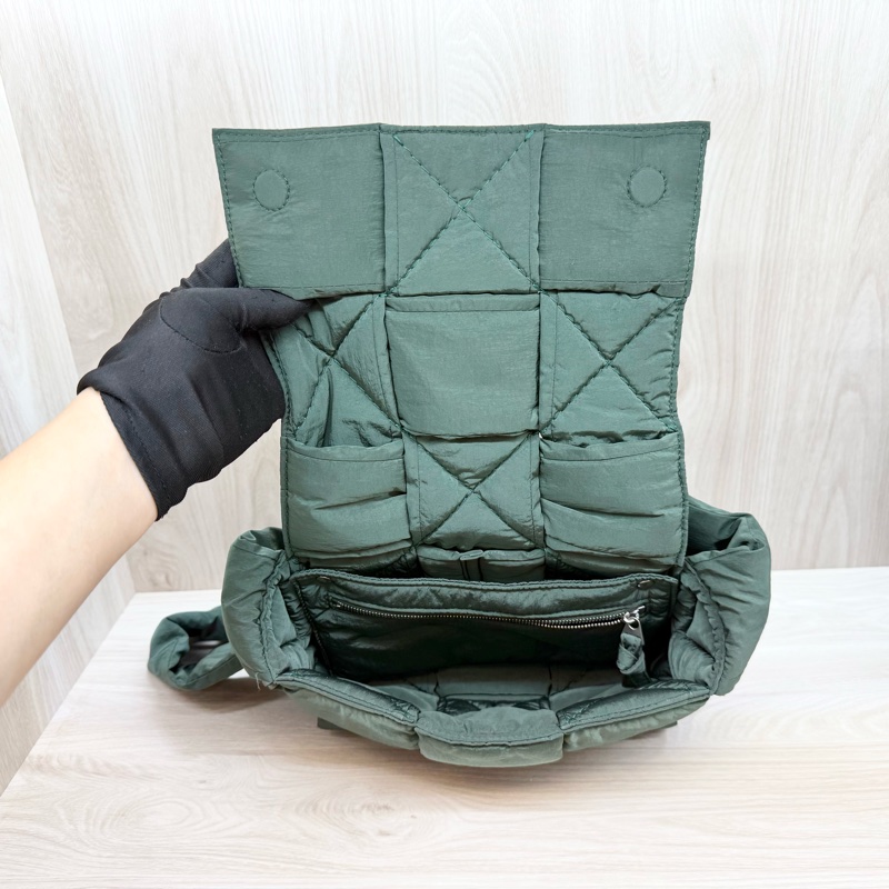BV軍綠色PaddedCassette斜背包755182-11