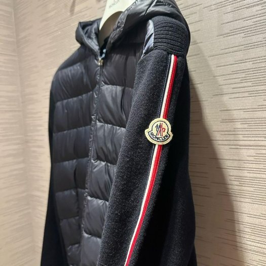 💎Han's house精品服飾💎 moncler 拼接 初剪羊毛 羽絨 彩條 連帽 外套 深藍 現貨 L原價45000-1