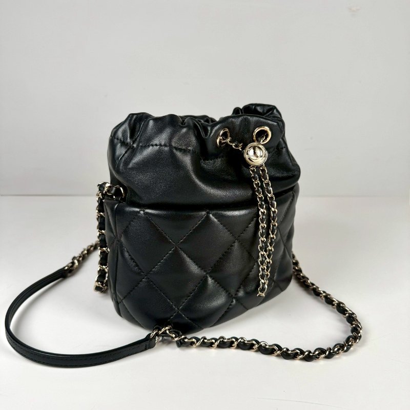 CHANEL 黑色 小羊皮 珍珠cc釦 束口 金鏈 肩背 水桶包 AS2450-1