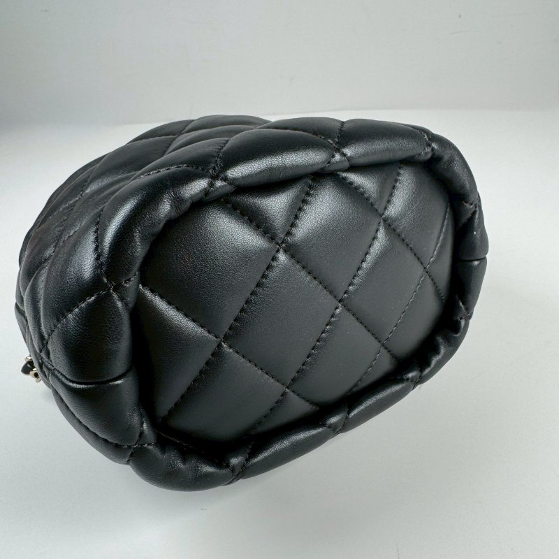 CHANEL 黑色 小羊皮 珍珠cc釦 束口 金鏈 肩背 水桶包 AS2450-3