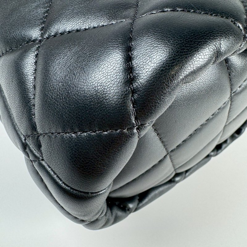 CHANEL 黑色 小羊皮 珍珠cc釦 束口 金鏈 肩背 水桶包 AS2450-4