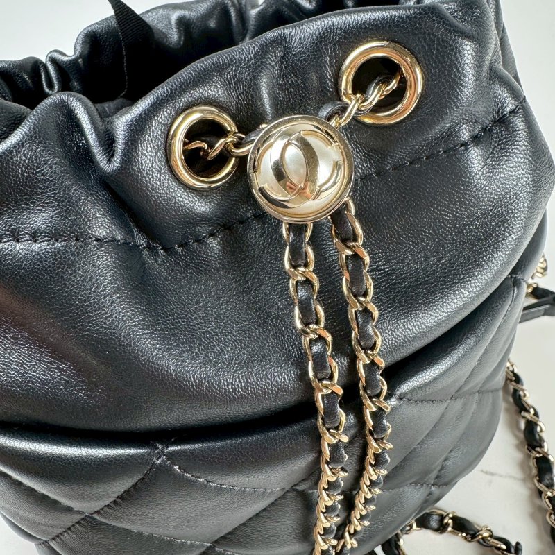 CHANEL 黑色 小羊皮 珍珠cc釦 束口 金鏈 肩背 水桶包 AS2450-6