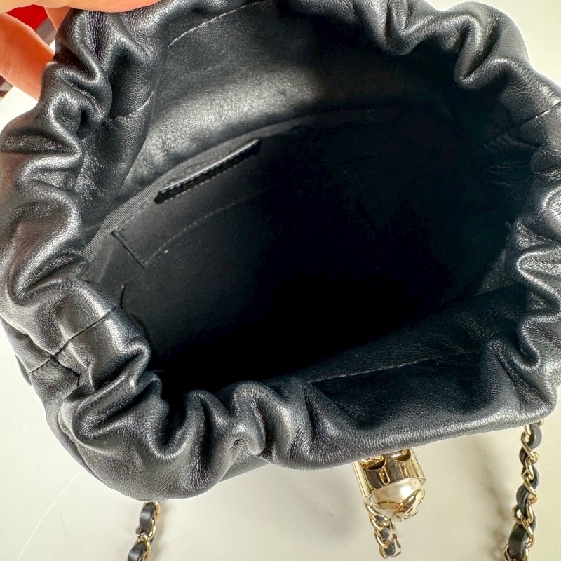 CHANEL 黑色 小羊皮 珍珠cc釦 束口 金鏈 肩背 水桶包 AS2450-7