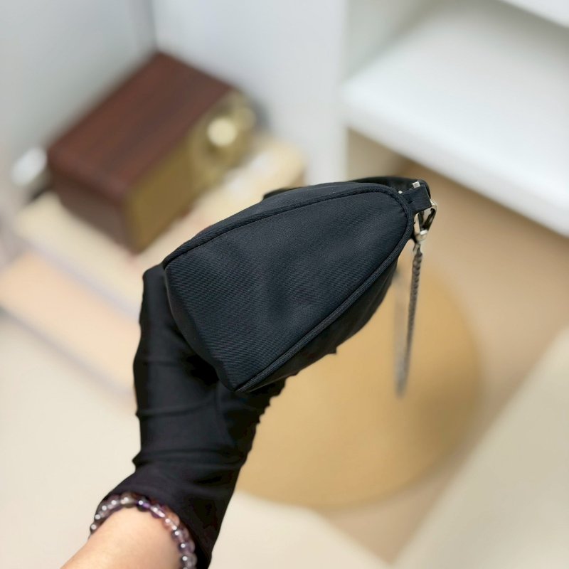 🏷Prada 普拉達．尼龍長型 Hobo 腋下包-2