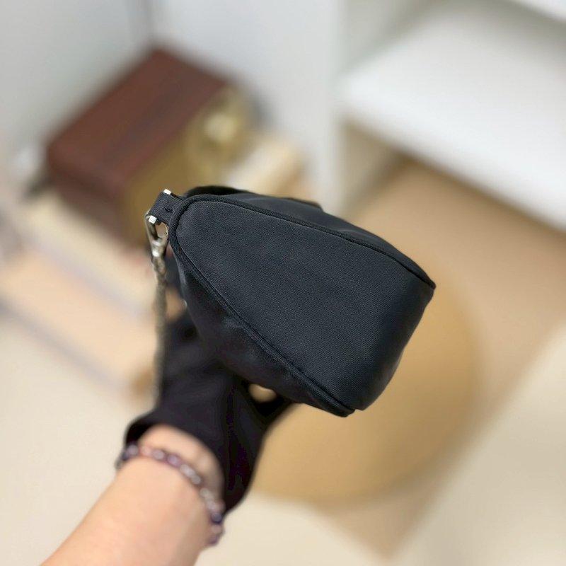 🏷Prada 普拉達．尼龍長型 Hobo 腋下包-3