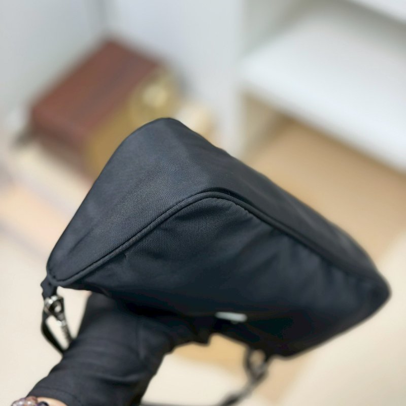 🏷Prada 普拉達．尼龍長型 Hobo 腋下包-4