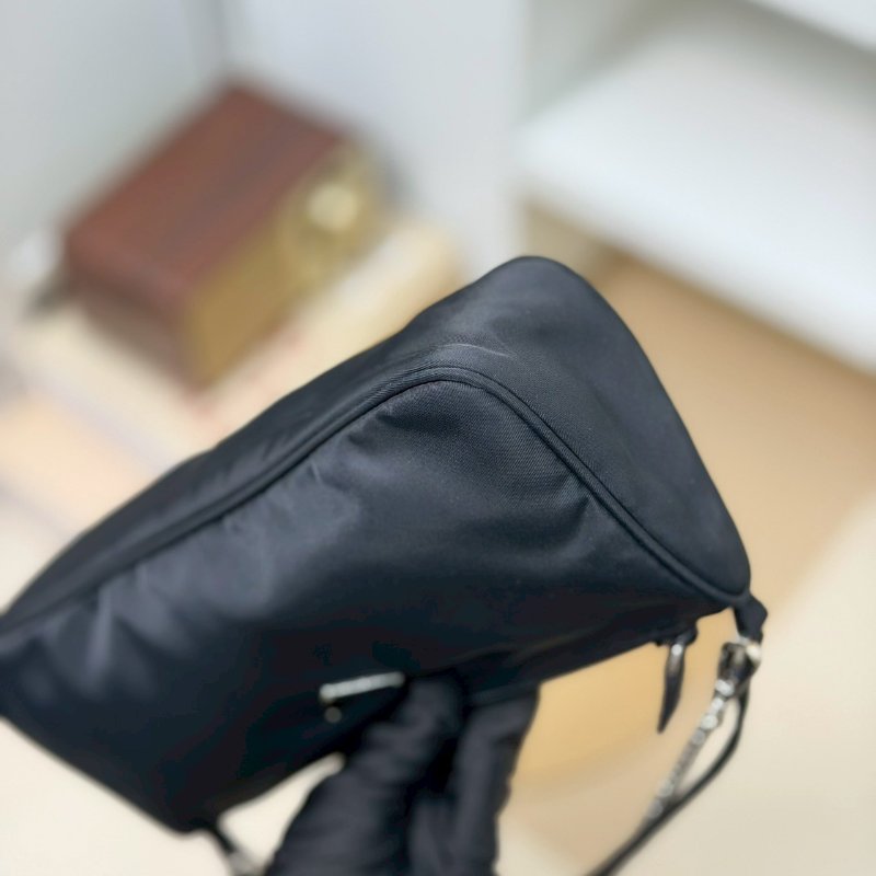 🏷Prada 普拉達．尼龍長型 Hobo 腋下包-5