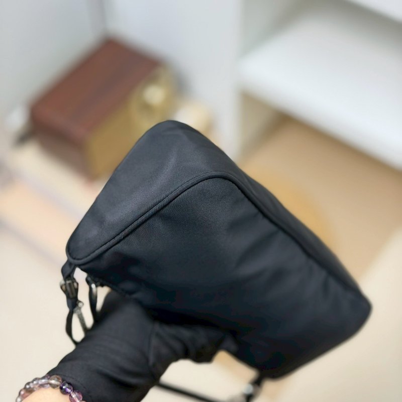 🏷Prada 普拉達．尼龍長型 Hobo 腋下包-6