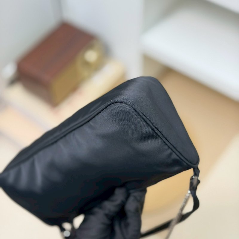 🏷Prada 普拉達．尼龍長型 Hobo 腋下包-7