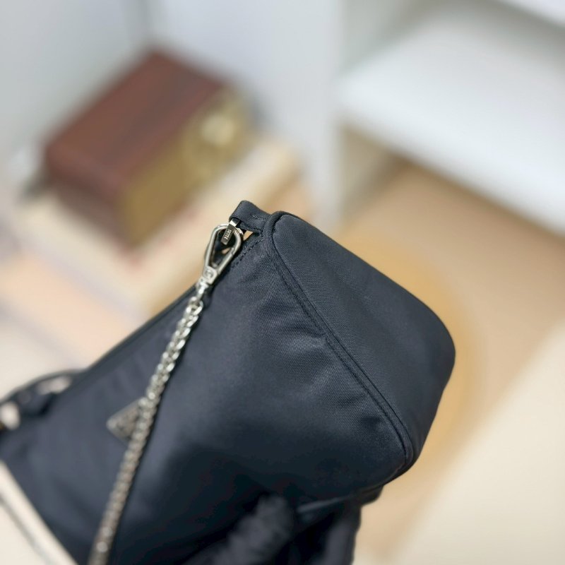 🏷Prada 普拉達．尼龍長型 Hobo 腋下包-9