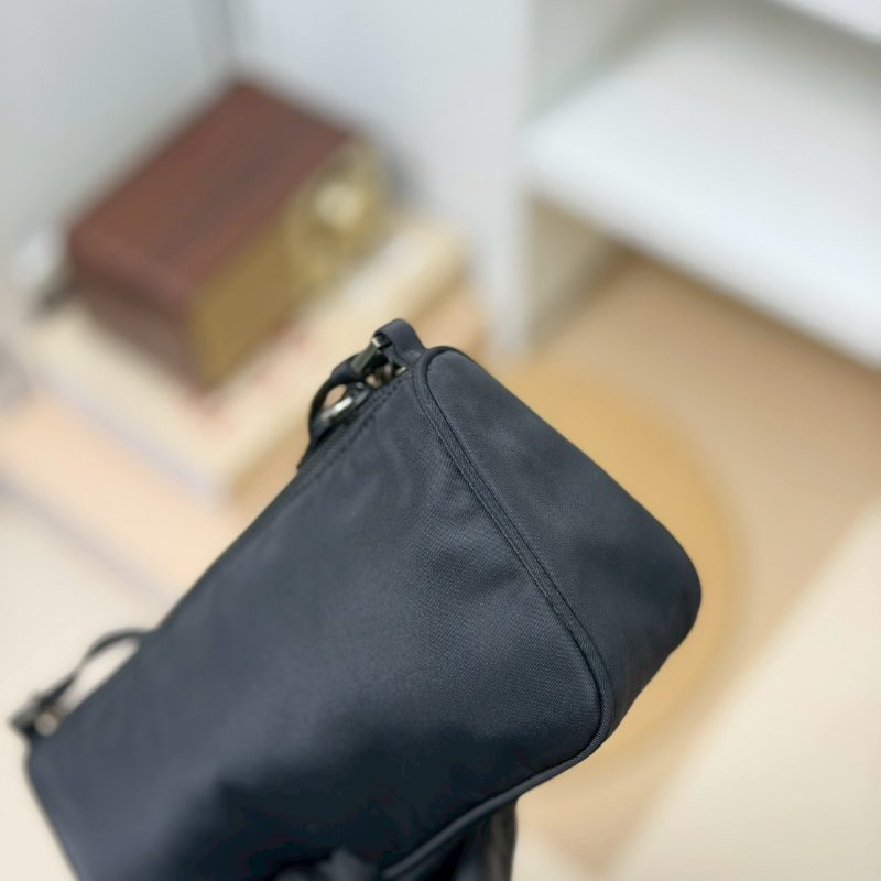 🏷Prada 普拉達．尼龍長型 Hobo 腋下包-11