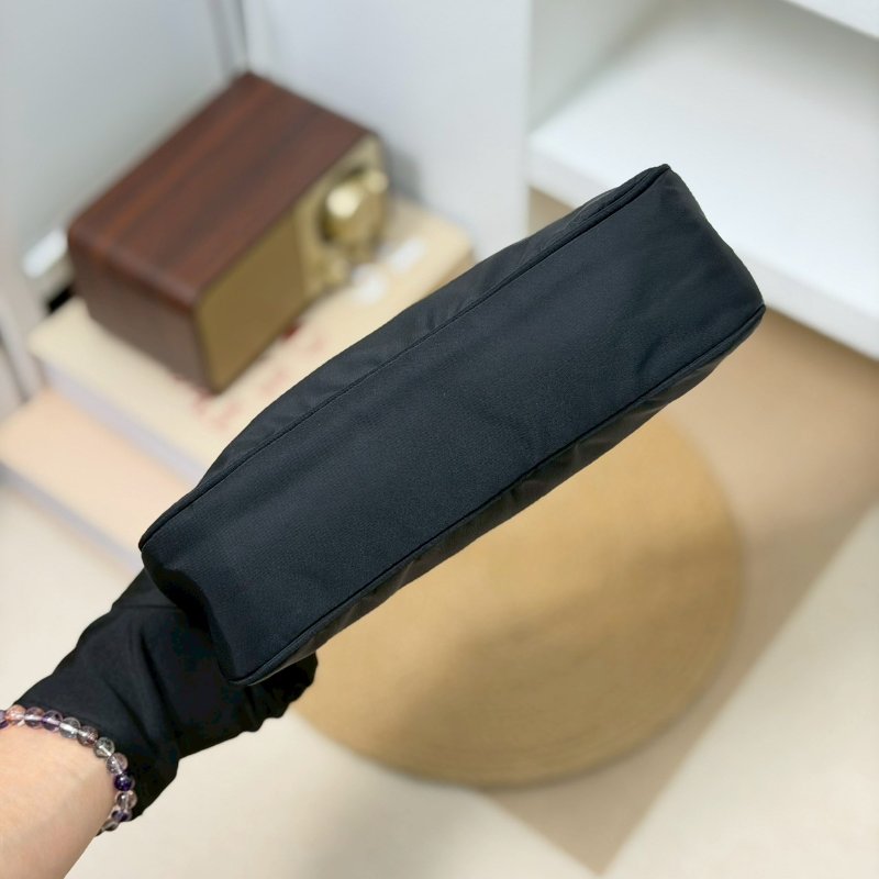 🏷Prada 普拉達．尼龍長型 Hobo 腋下包-12
