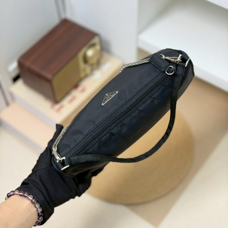 🏷Prada 普拉達．尼龍長型 Hobo 腋下包-13