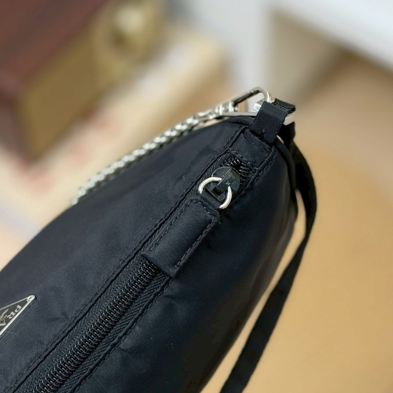 🏷Prada 普拉達．尼龍長型 Hobo 腋下包-14