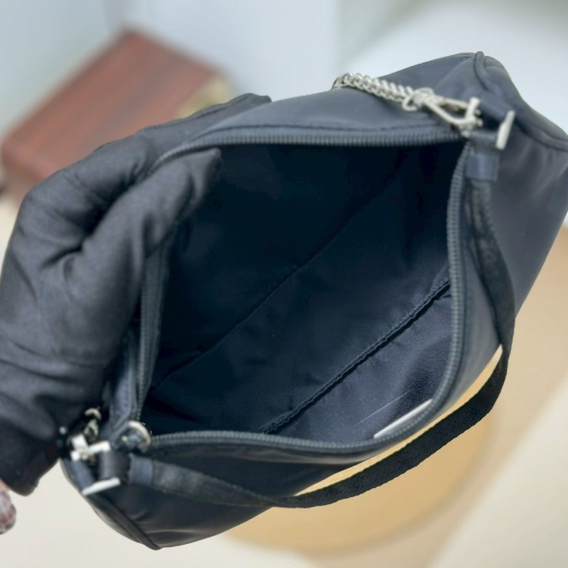 🏷Prada 普拉達．尼龍長型 Hobo 腋下包-16
