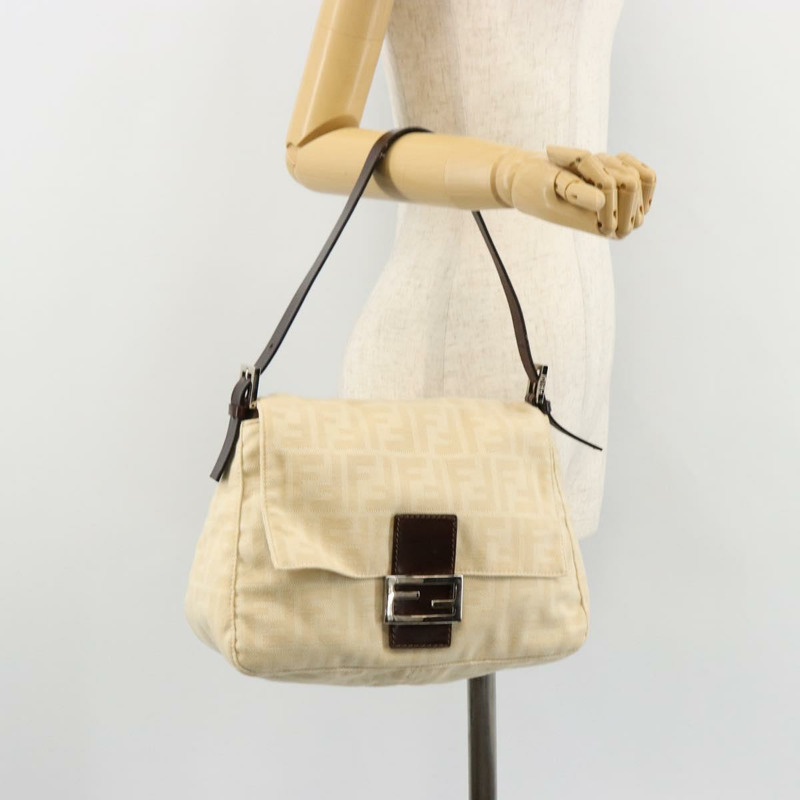 【日本直送】FENDI Zucca 帆布 Mamma Baguette 單肩包米色銀色正品 ep14613A-25