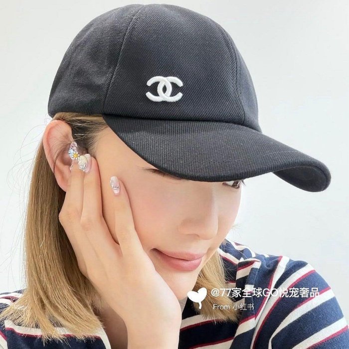 預購 CHANEL 26S 黑色 白刺繡CC 可調 棒球帽 鴨舌帽 AAB910-0