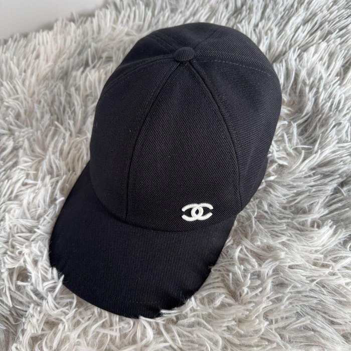 預購 CHANEL 26S 黑色 白刺繡CC 可調 棒球帽 鴨舌帽 AAB910-1