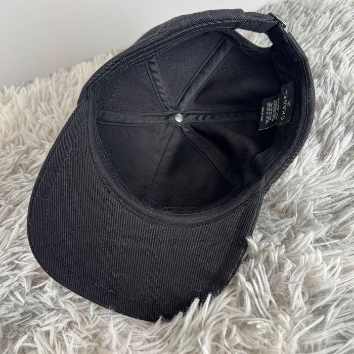 預購 CHANEL 26S 黑色 白刺繡CC 可調 棒球帽 鴨舌帽 AAB910-2