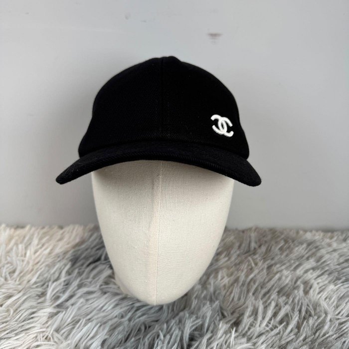 預購 CHANEL 26S 黑色 白刺繡CC 可調 棒球帽 鴨舌帽 AAB910-3