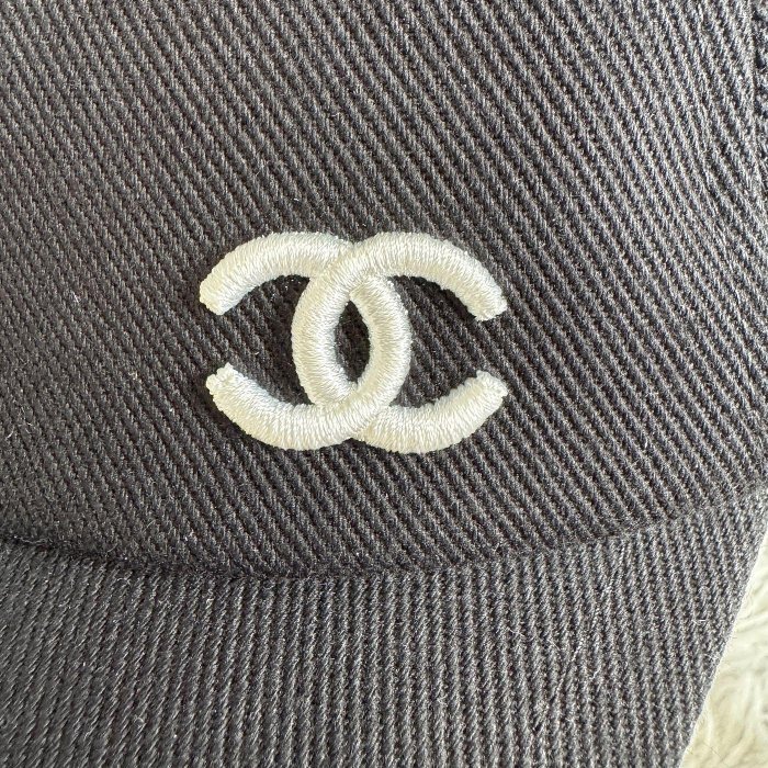 預購 CHANEL 26S 黑色 白刺繡CC 可調 棒球帽 鴨舌帽 AAB910-5
